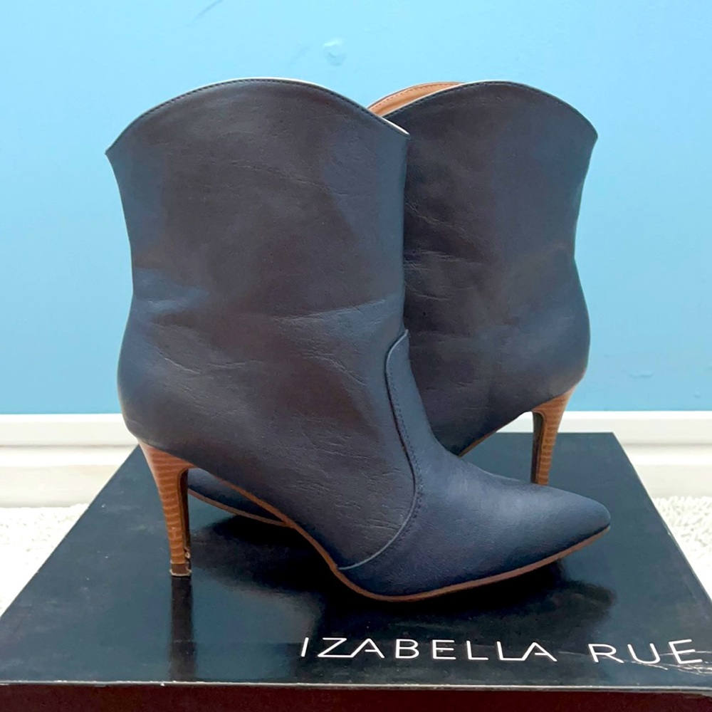 Pointed toe bootie